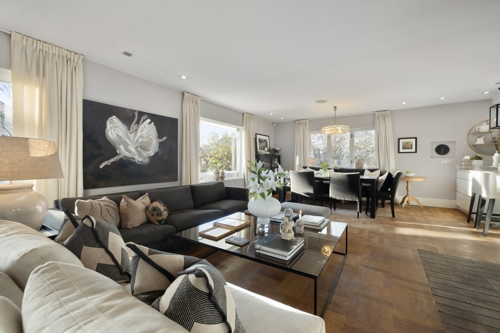 Den åpne og fleksible løsningen gir deg muligheten til å kombinere både stue og spisestue i rommet, som gir en luftig og sosial atmosfære i stuedelen. Galleribilde