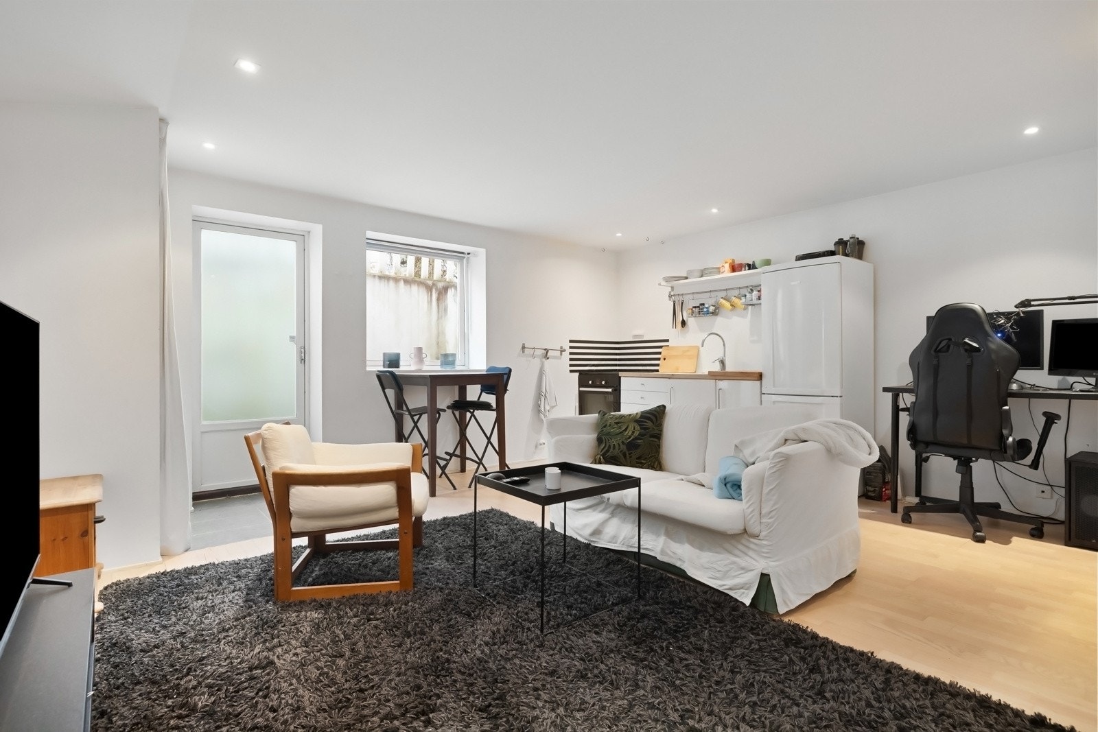 Gjestedel - Her finner du en stort disponibelt rom, innredet med hybelkjøkken og et separat baderom - en perfekt ungdomsavdeling eller stort potensial for utleie om dagens godkjente rammetillatelse gjennomføres. Galleribilde