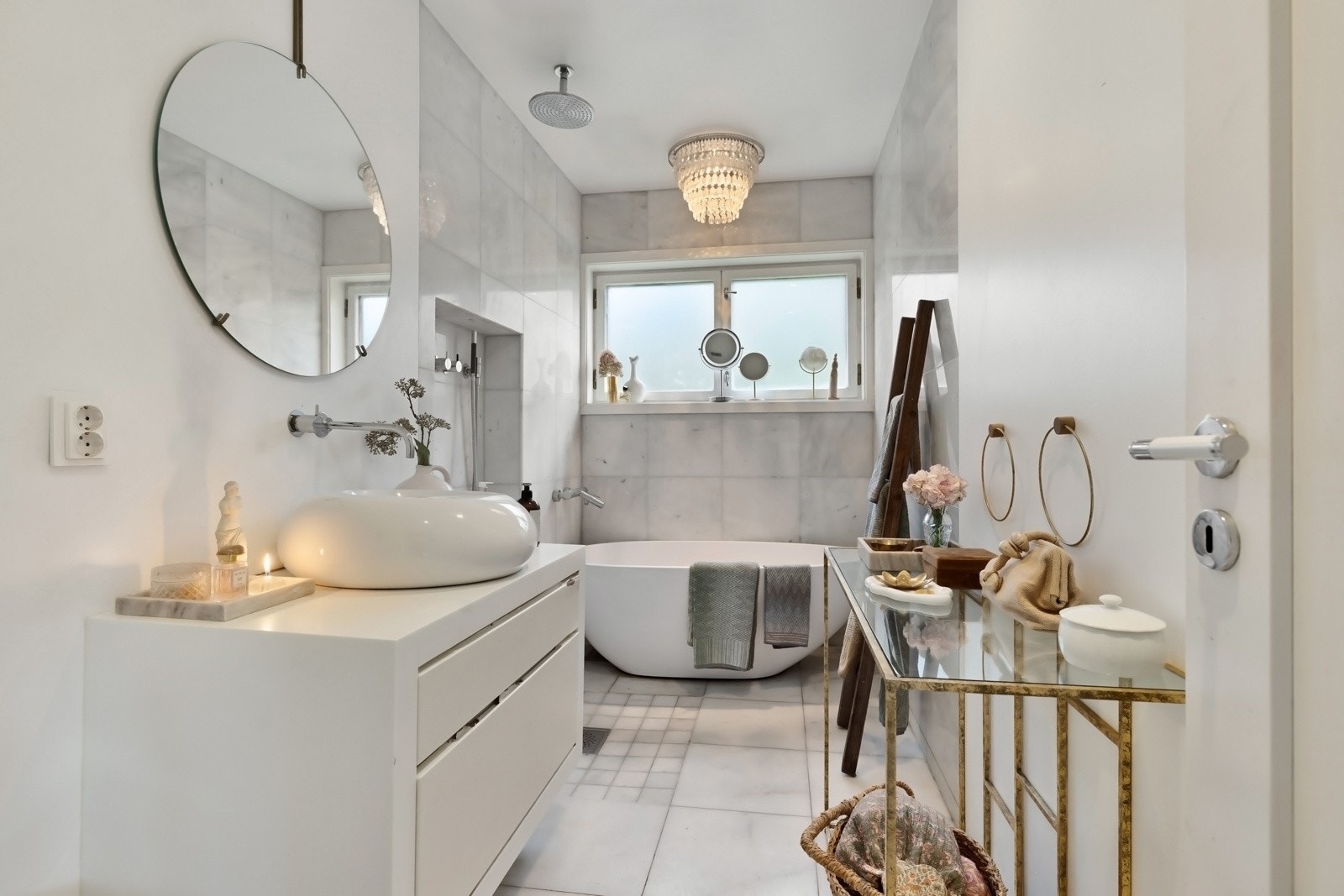 Praktisk bad i nær tilknytning til hoved-soverommet, badet ble rehabilitert i 2015. Galleribilde