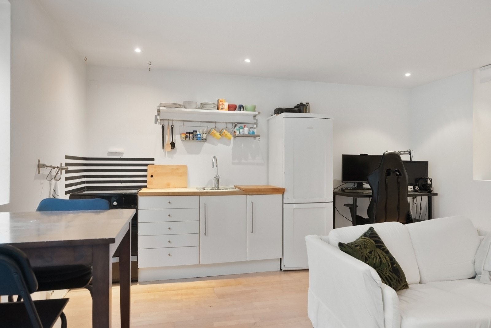 Hybelkjøkken med innholdsrik innredning. Galleribilde