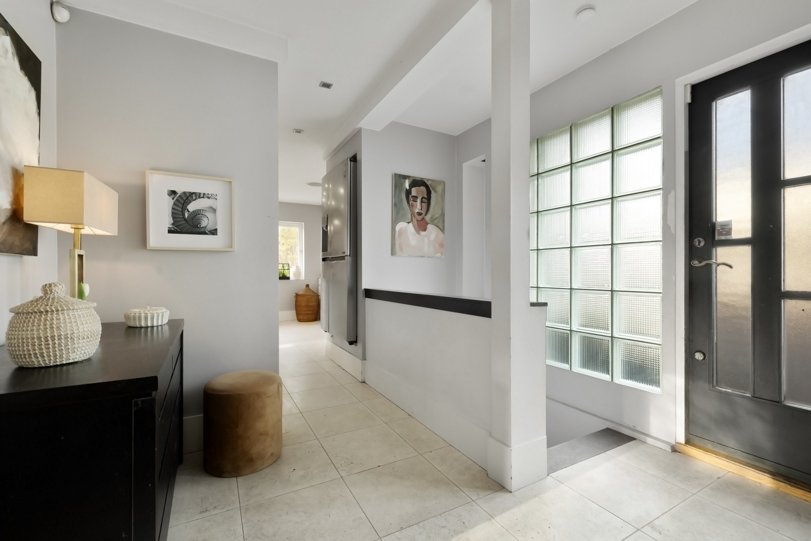 Praktisk og romslig entré, gir et innbydende førsteinntrykk. Galleribilde