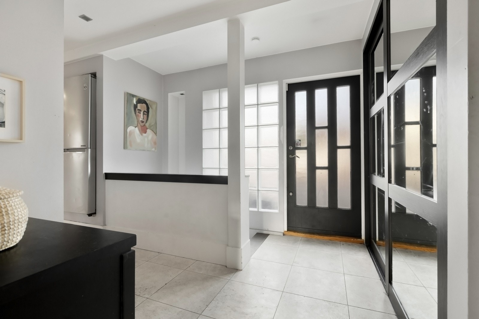 Huset ønsker deg velkommen med et og lunt inngangsparti med store fliser og plassbygd garderobe. Galleribilde