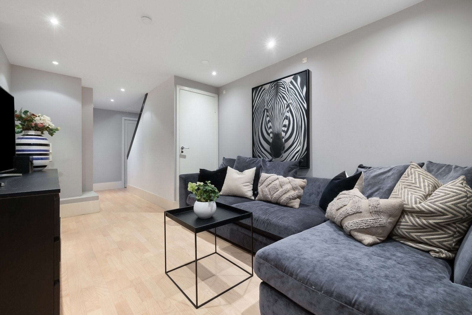 Det foreligger godkjent rammetillatelse for bruksendring av u-etasjen. Dagens bruk er pt ikke godkjent. Se tegninger vedlagt prospektet. Galleribilde