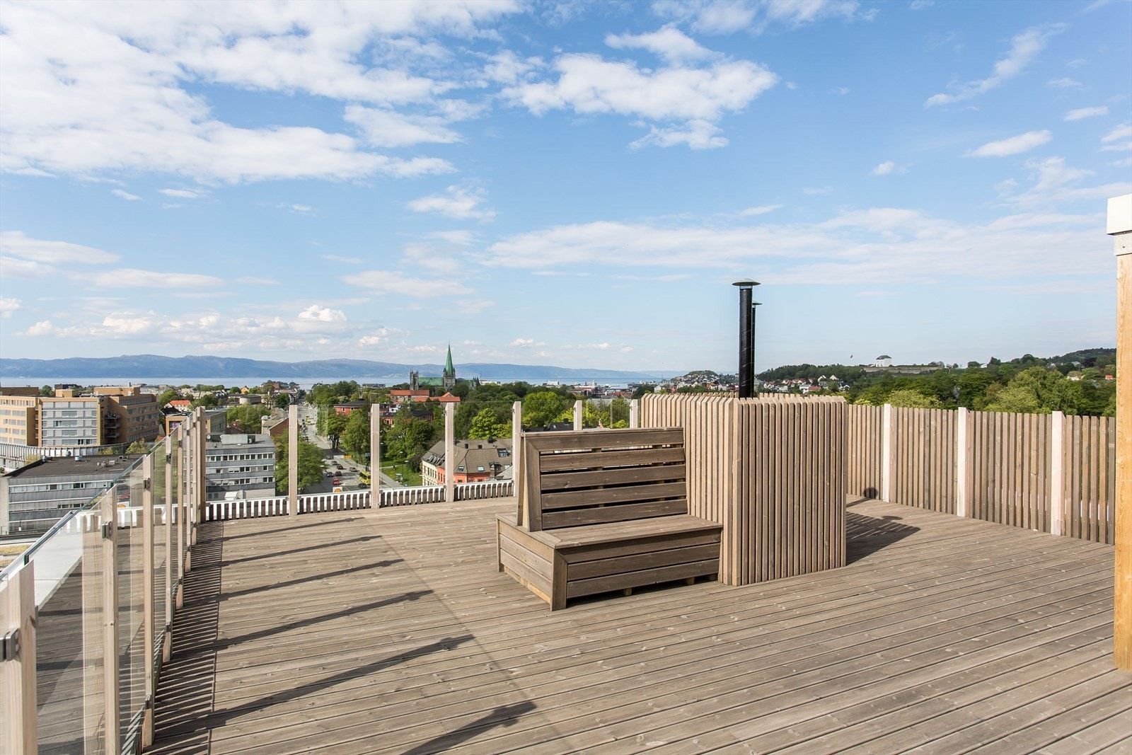 Heisen tar deg til takterrassen som stod ferdig i 2018. Takterrassen er til felles bruk for beboerne og kan tilby strålende sol- og utsiktsforhold. Galleribilde