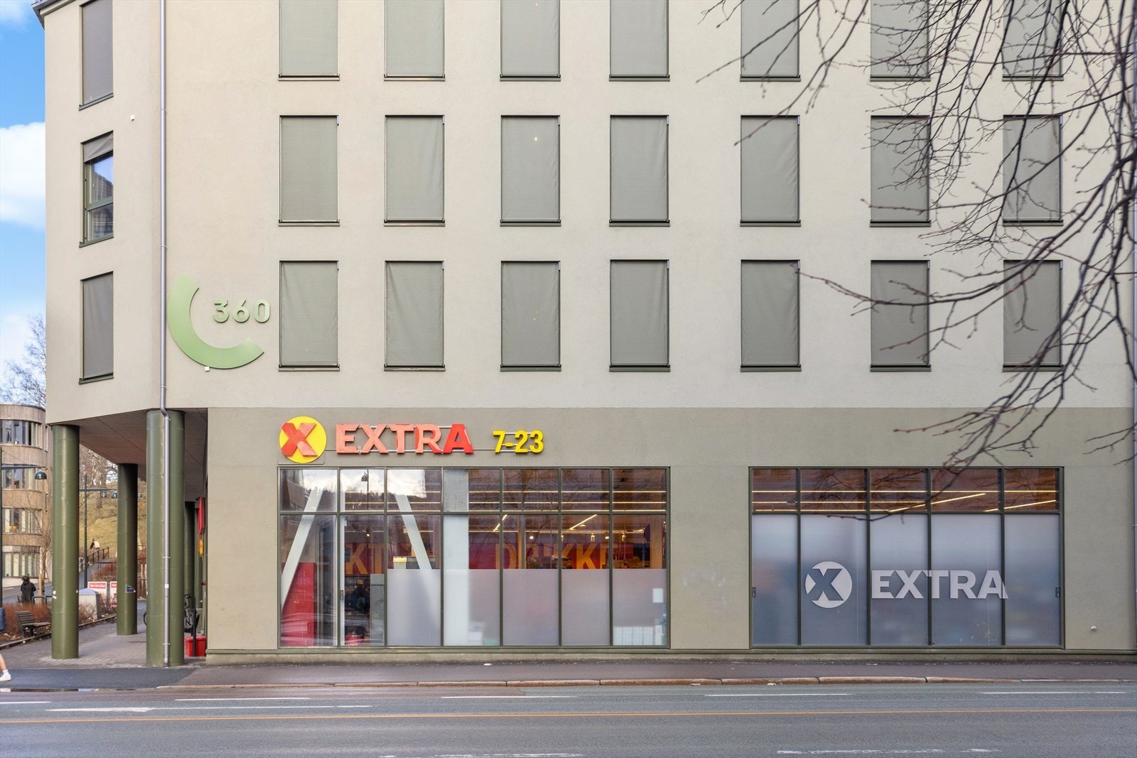 Like over gata ligger Coop Extra, men Rema 1000 og Bunnpris ligger også i umiddelbar nærhet. Høyskoleparken, Nidelven, friidrettsbane, Samfundet og SIT treningssenter finnes også innenfor gangavstand. Galleribilde