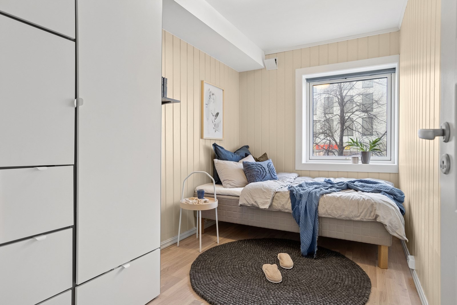 Soverom 2 er på 7,8 m², og 3-lags vinduene sørger for god lydisolasjon. Galleribilde