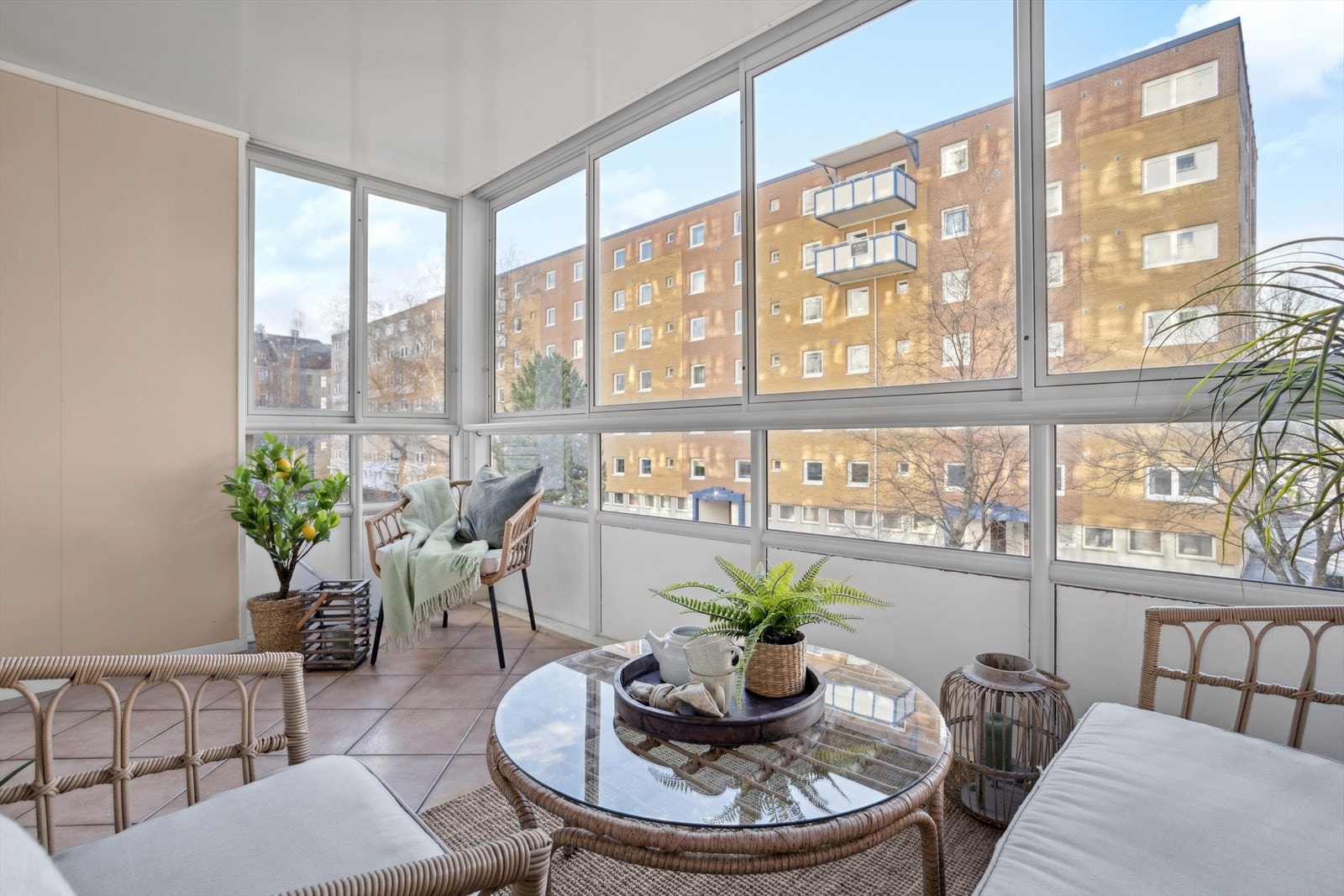 Fra stua har du utgang til en vestvendt, innglasset balkong på 8,8 m² med sol på ettermiddag og kveld. Glassene kan åpnes om ønskelig. Galleribilde