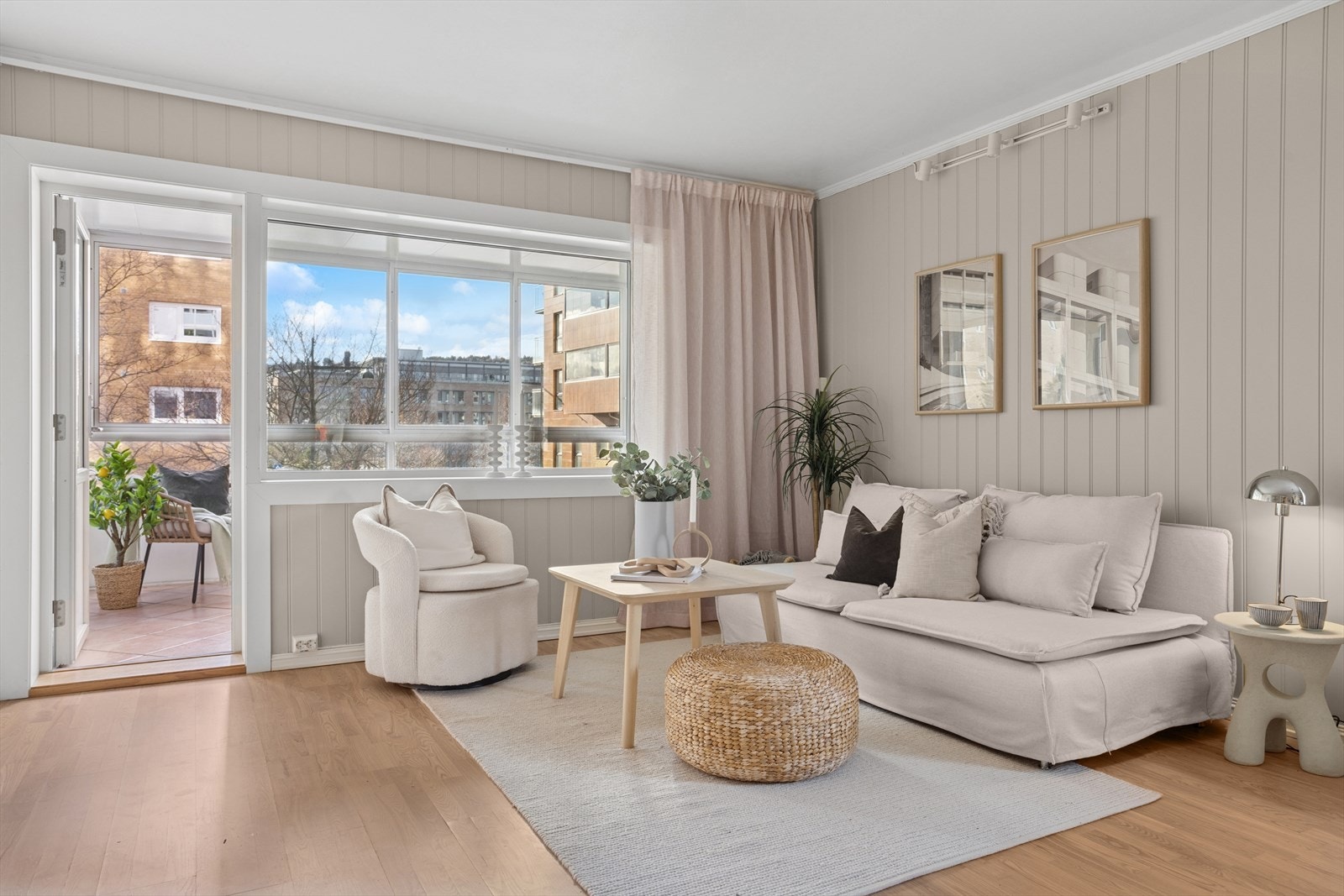 Leiligheten ligger ypperlig til i andre etasje, med vestvendt stue og innglasset balkong. Galleribilde