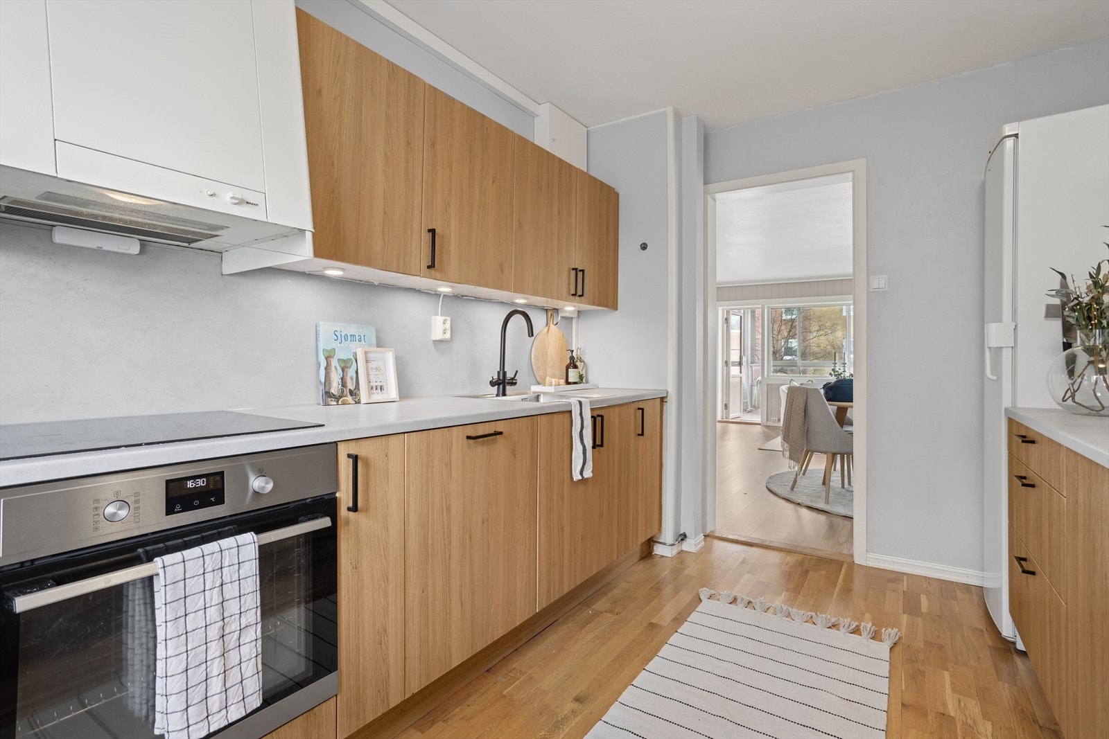 Kjøkkenet har rikelig med skap- og benkeplass og har fått TG1 av takstmann. Galleribilde