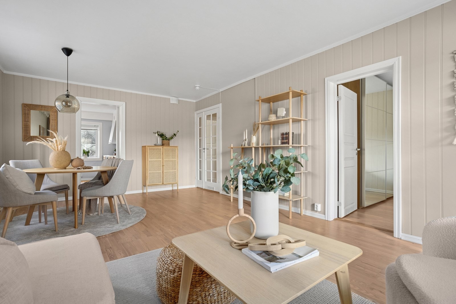 Stuen er på 23,6 m², og byr på god plass til både spiseseksjon og sofakrok. Galleribilde