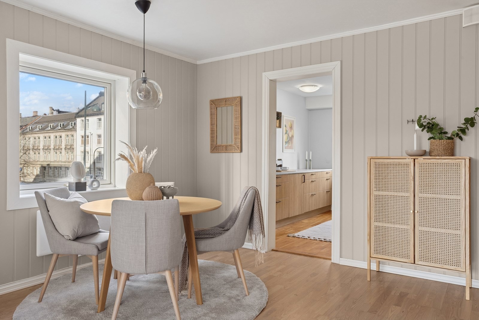 Boligen ligger midt i smørøyet ift. de største studiestedene i byen, og har også dagligvare, treningssentre og busstopp i umiddelbar nærhet. Galleribilde