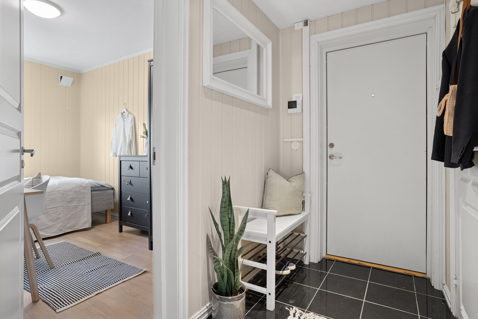 Flislagt entré på 4,2 m² med gulvvarme. Galleribilde