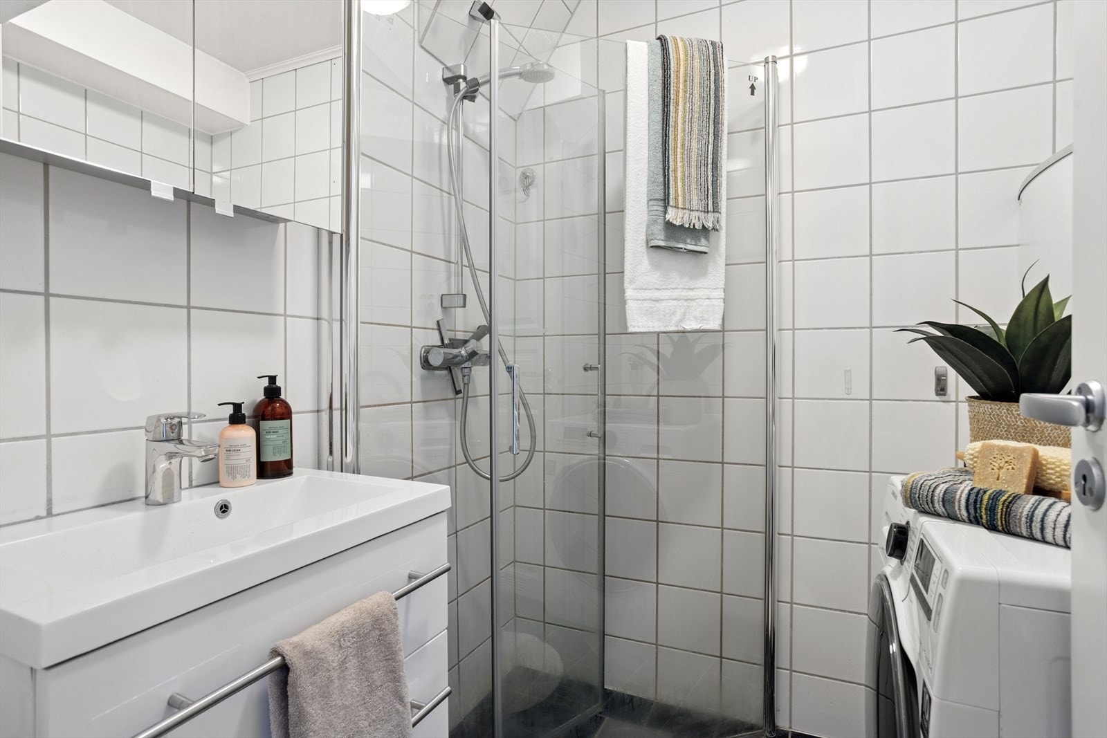 Flislgat bad med gulvvarme på ca 2,8 m². Praktisk separat toalettrom oppusset i 2021 vegg-i-vegg. Galleribilde