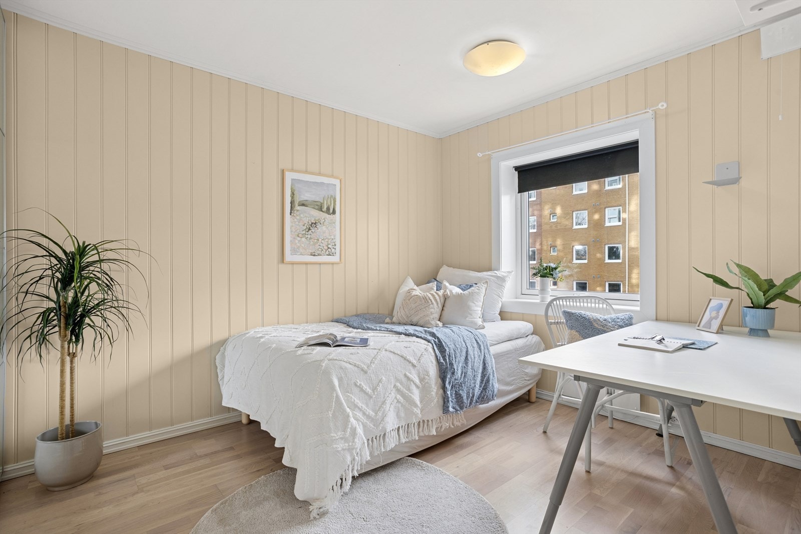 Hovedsoverommet er av meget god størrelse med sine 10 m², og vendt mot rolige omgivelser i vest. Galleribilde