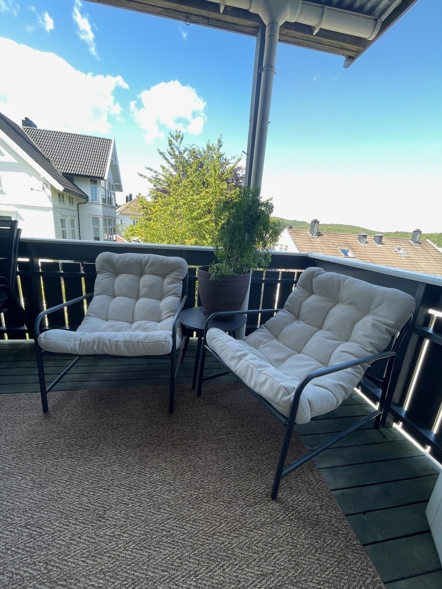 Hyggelig veranda med plass til utemøbler og mulighet for å nyte kveldssola Galleribilde