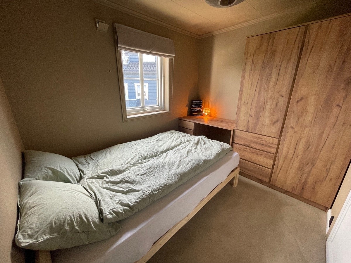 Soverom 3. Soverommet er møblert med seng, garderobeskap og pult. Galleribilde