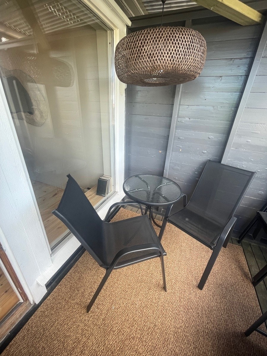 Hyggelig veranda med plass til utemøbler og mulighet for å nyte kveldssola Galleribilde