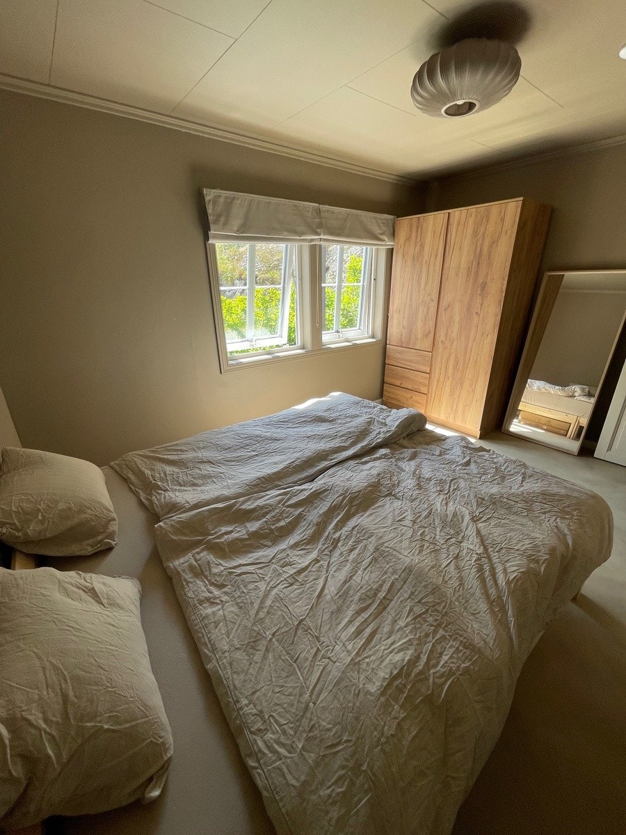 Soverom 1 (Det største rommet). Soverommet er møblert med seng, garderobeskap og pult. Galleribilde