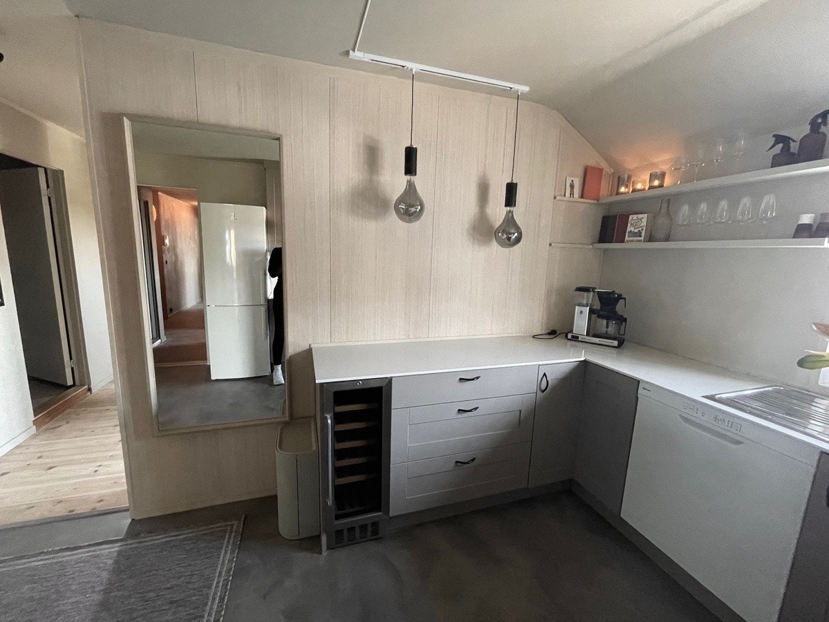 Moderne kjøkken med alt av hvitevarer, et lite vinskap og godt med skapplass. Galleribilde