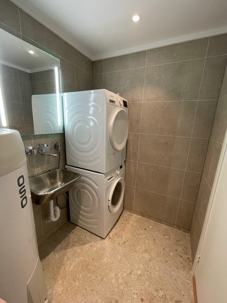 Totalrenovert vaskerom fra 2025 med dusj og stor varmtvannsbereder. Galleribilde