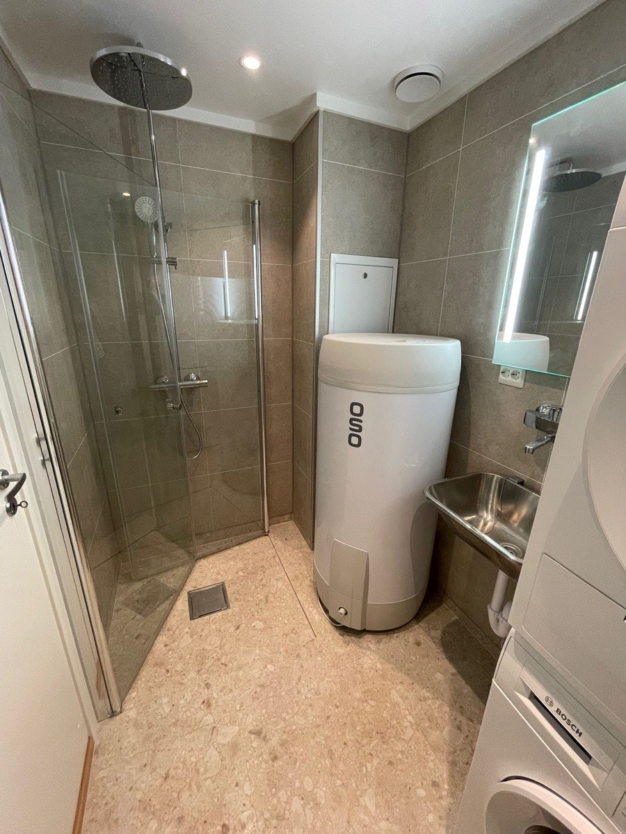 Totalrenovert vaskerom fra 2025 med dusj og stor varmtvannsbereder. Galleribilde