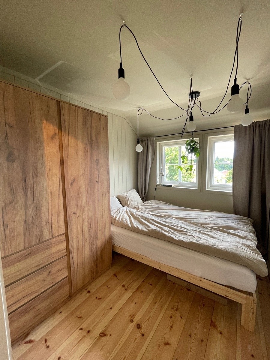 Soverom 4. Soverommet er møblert med seng og garderobeskap. Galleribilde