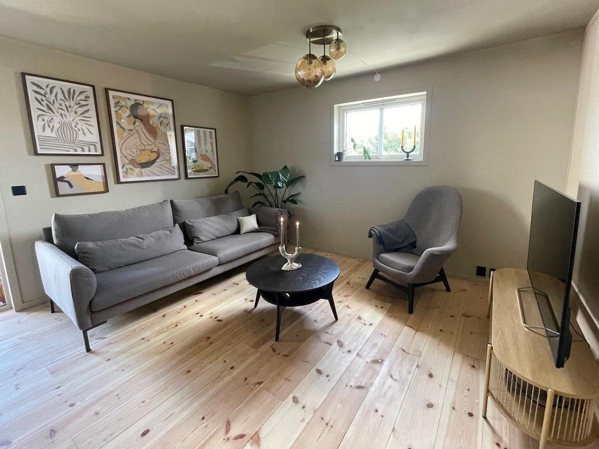 Lys og trivelig stue med god plass til både sofakrok og spisebord. Galleribilde
