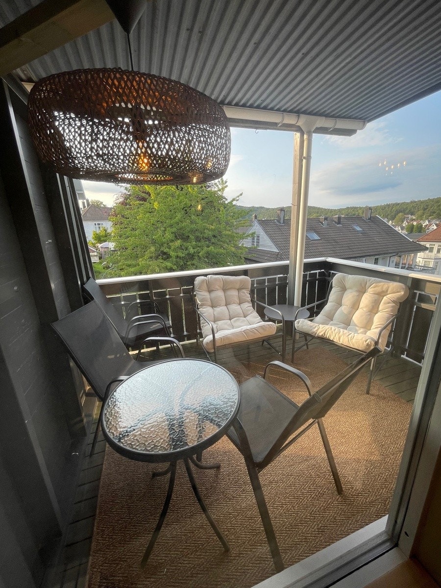 Hyggelig veranda med plass til utemøbler og mulighet for å nyte kveldssola Galleribilde