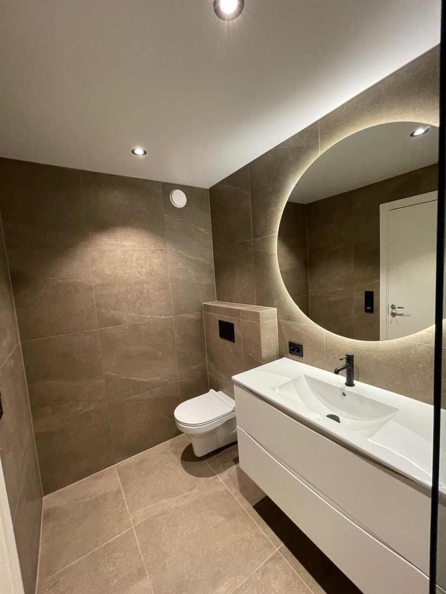 Totalrenovert lekkert bad fra 2025 med dusj og toalett. Galleribilde