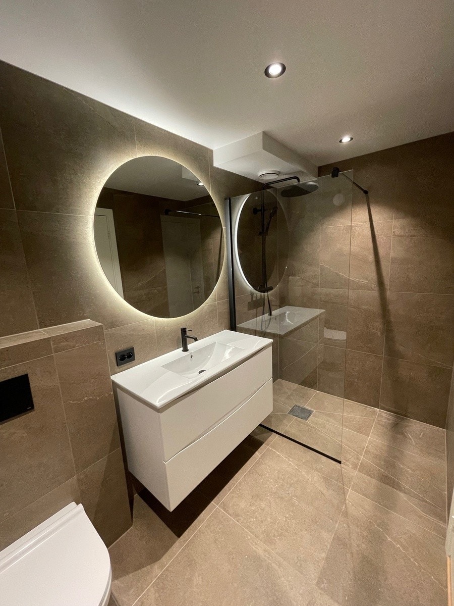 Totalrenovert lekkert bad fra 2025 med dusj og toalett. Galleribilde