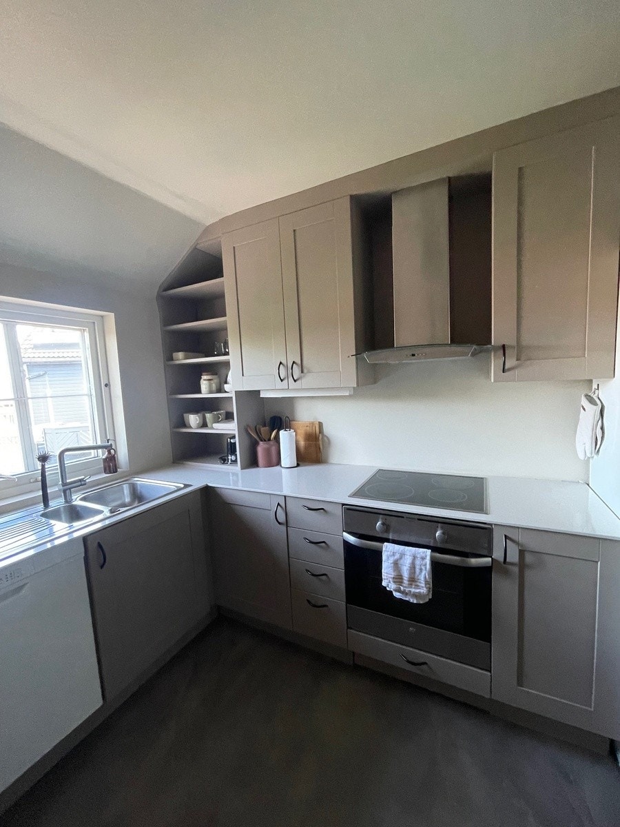 Moderne kjøkken med alt av hvitevarer, et lite vinskap og godt med skapplass. Galleribilde