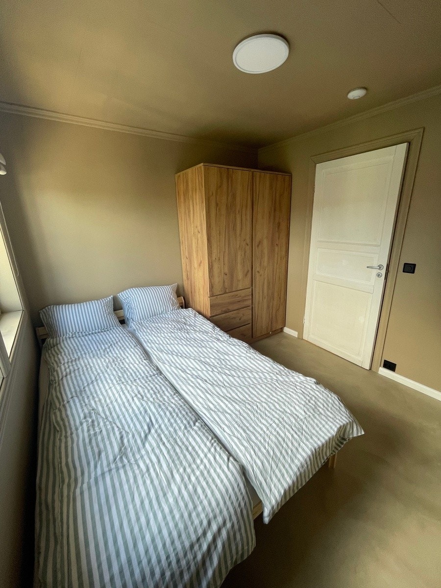 Soverom 2 (opptatt). Soverommet er møblert med seng, garderobeskap og pult. Galleribilde