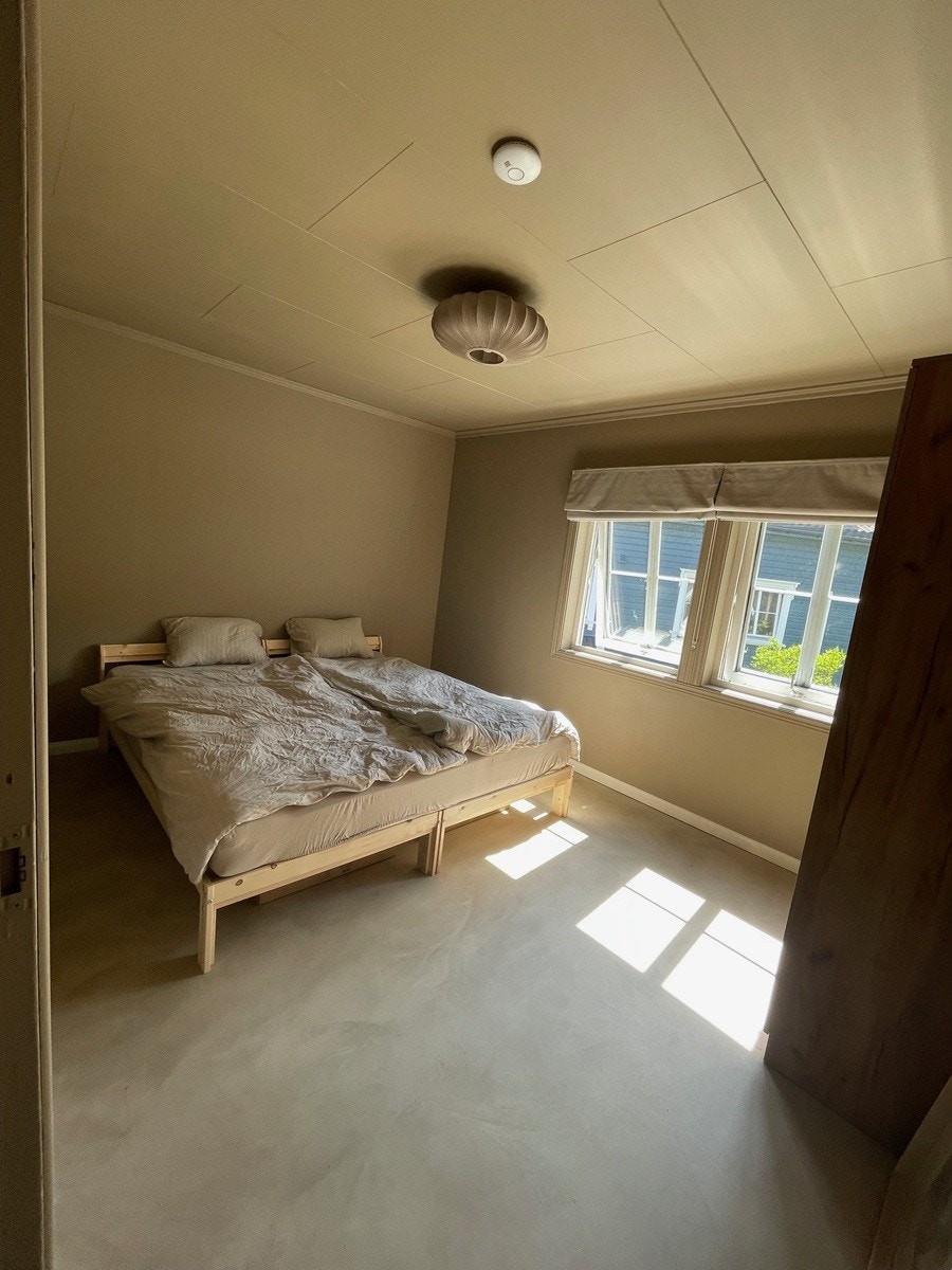 Soverom 1 (Det største rommet). Soverommet er møblert med seng, garderobeskap og pult. Galleribilde