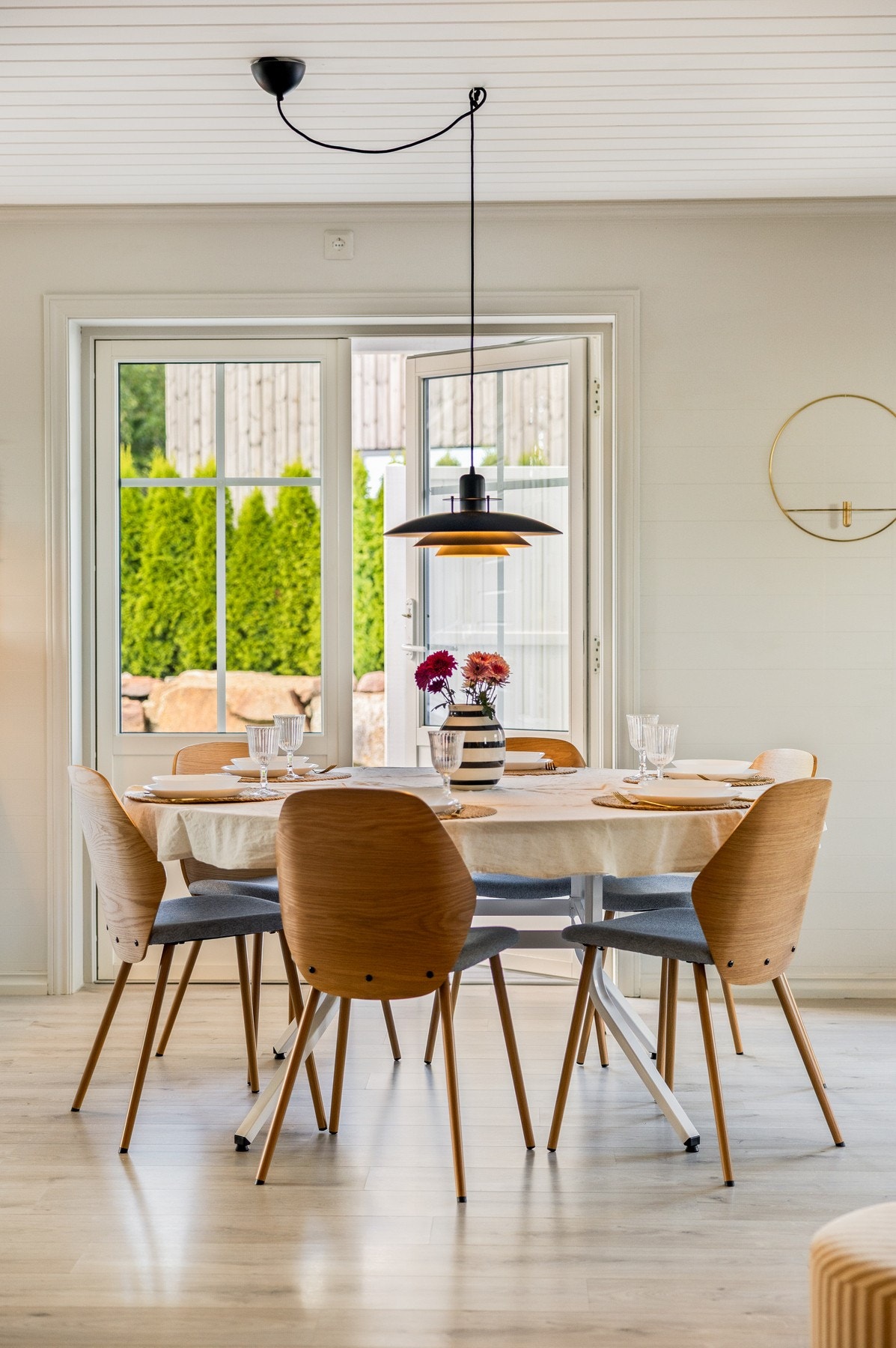 Videre ut mot usjenerte og svært solrike uteplasser Galleribilde