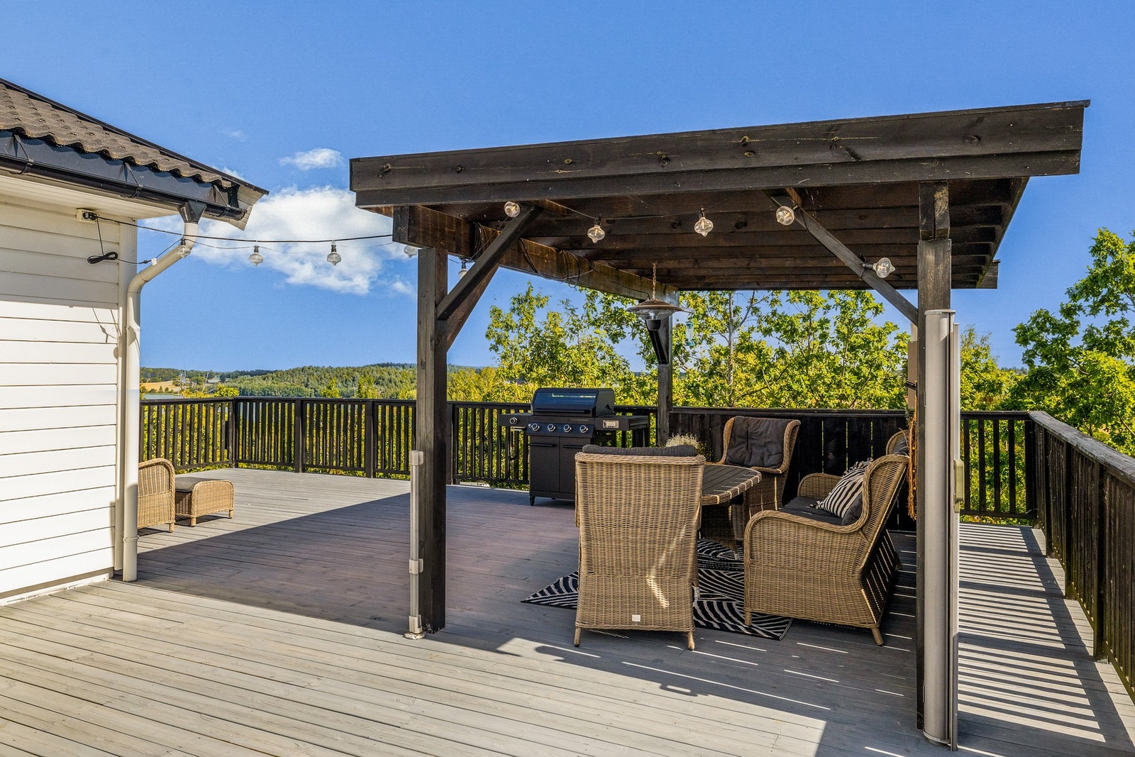 Stor terrasse på ca. 156 m² med utestue og jacuzzi gir herlige uteplasser fra morgen til kveld Galleribilde