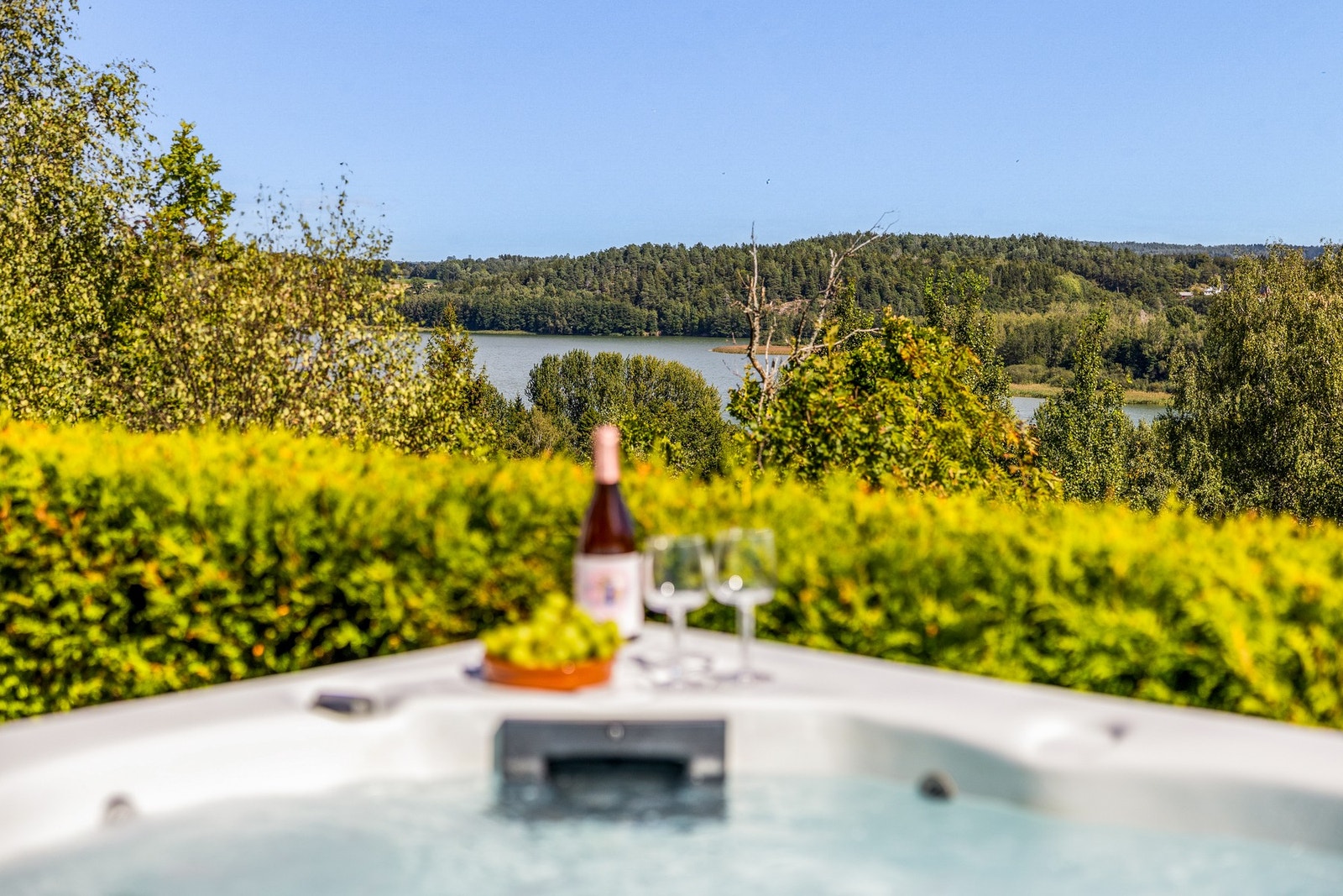 Jacuzzien inviterer til ro og avslapning etter en lang dag Galleribilde