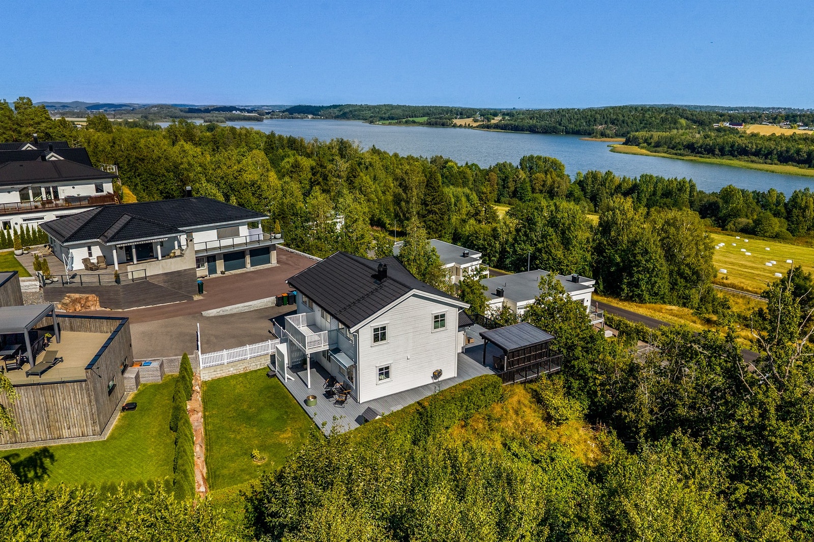 Området er populært for pendlere og barnefamilier, med trygg skolevei via privat vei, flere lekeplasser og lavo i nærområdet samt ca. 15 minutters gange til sentrum. Galleribilde