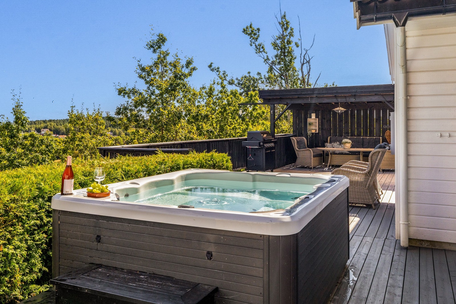 Med både utestue og jacuzzi ligger alt til rette for herlige uteplasser som kan nytes fra morgen til kveld Galleribilde