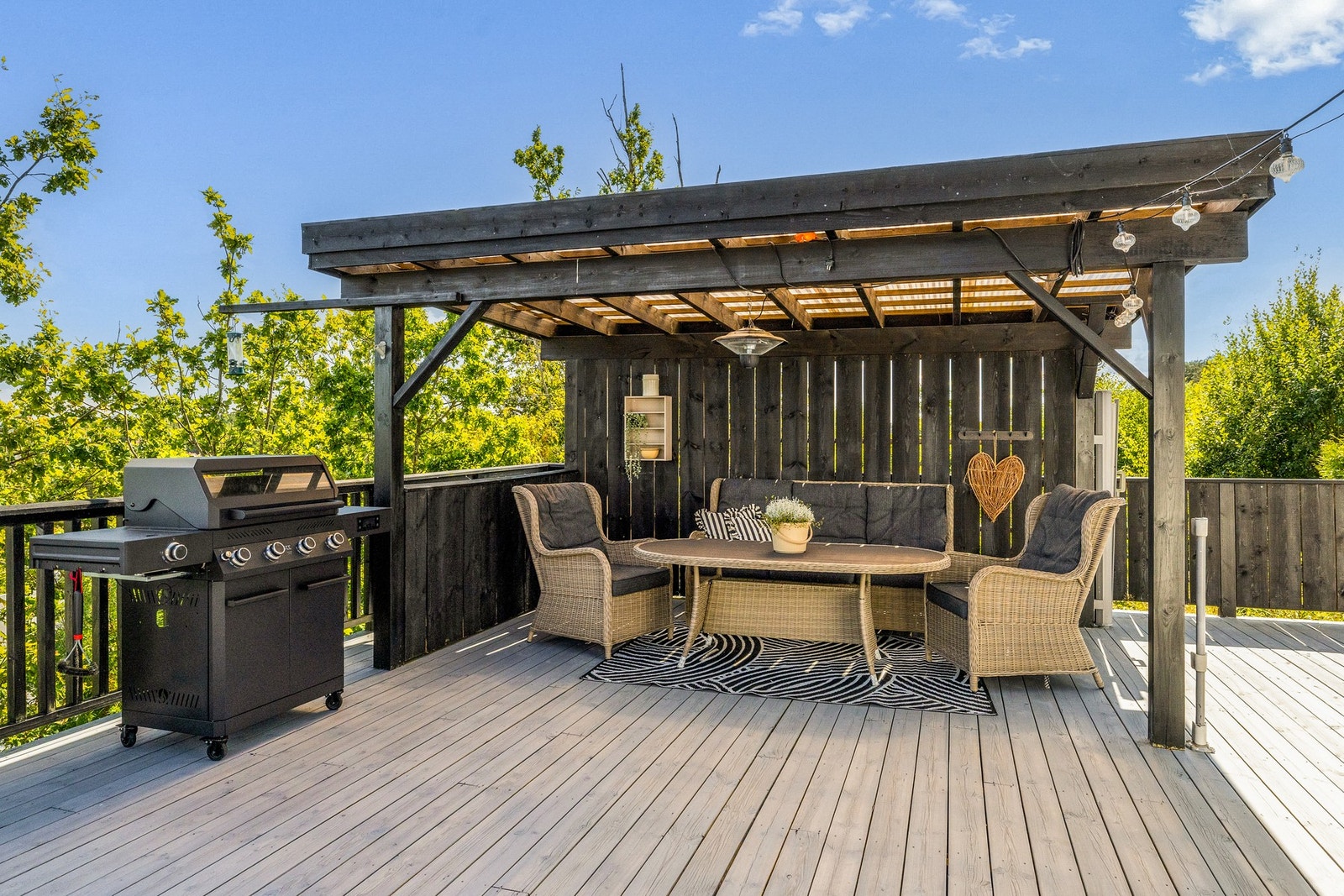 Lun og hyggelig utestue som fungerer som et naturlig samlingspunkt store deler av året Galleribilde