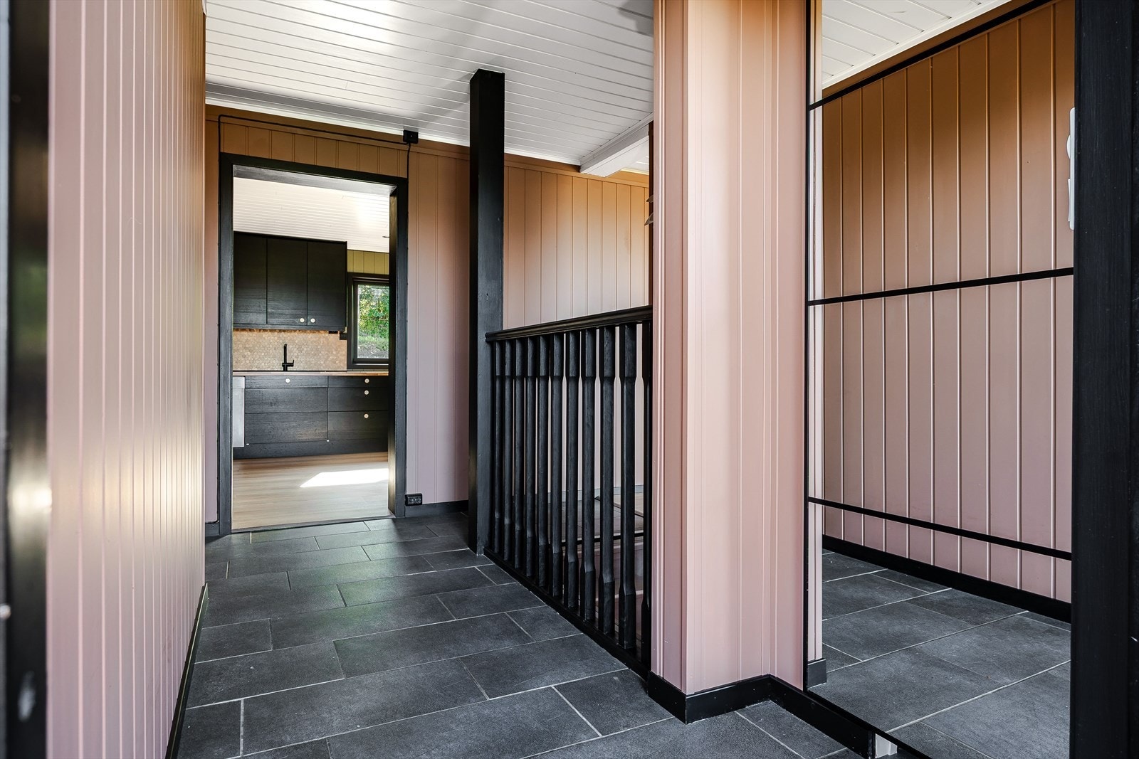 Her kan man henge fra seg klær og sko. Galleribilde