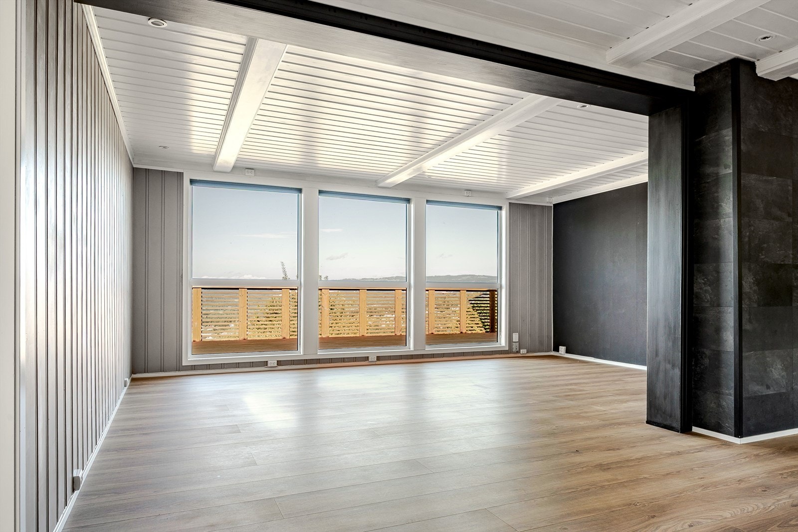 Store vinduer som gir riklig med dagslys. Galleribilde