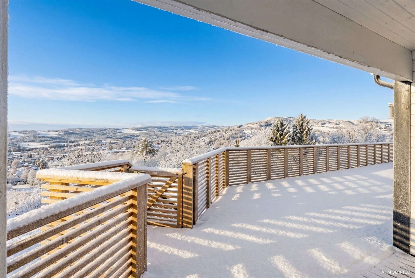 Stor terrasse som er delvis overbygget. Galleribilde