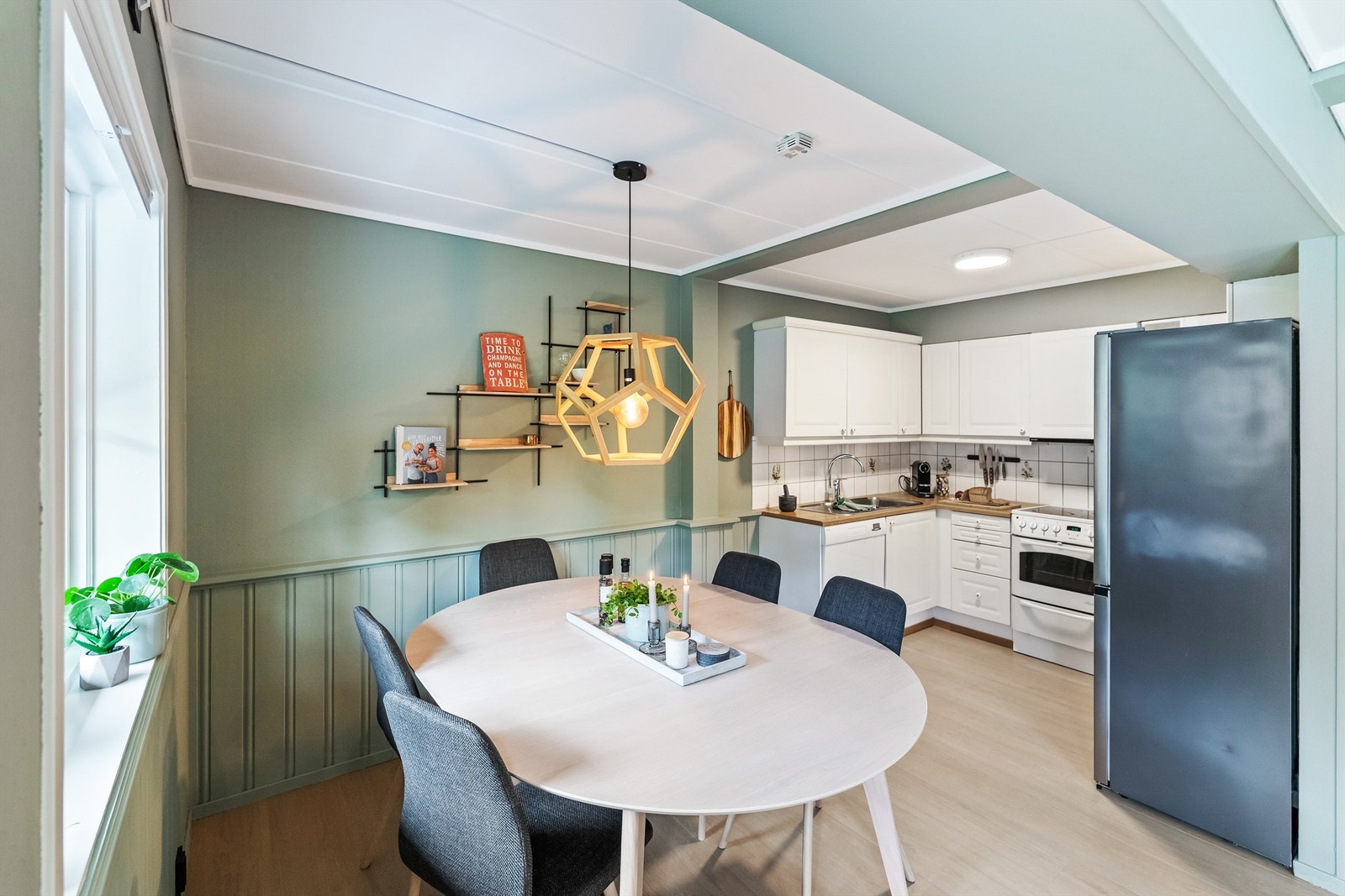 Spisestue og kjøkken Galleribilde