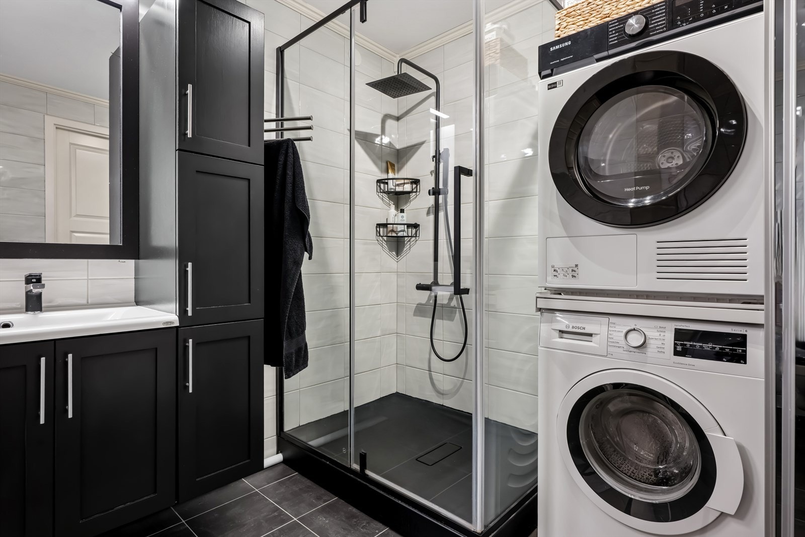 Badet har dusjhjørne og opplegg for både vaskemaskin og tørketrommel. Galleribilde