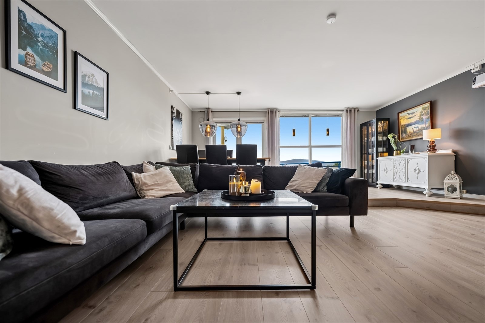 Gode vindusflater sørger for at rommet får godt med naturlig lys. Galleribilde