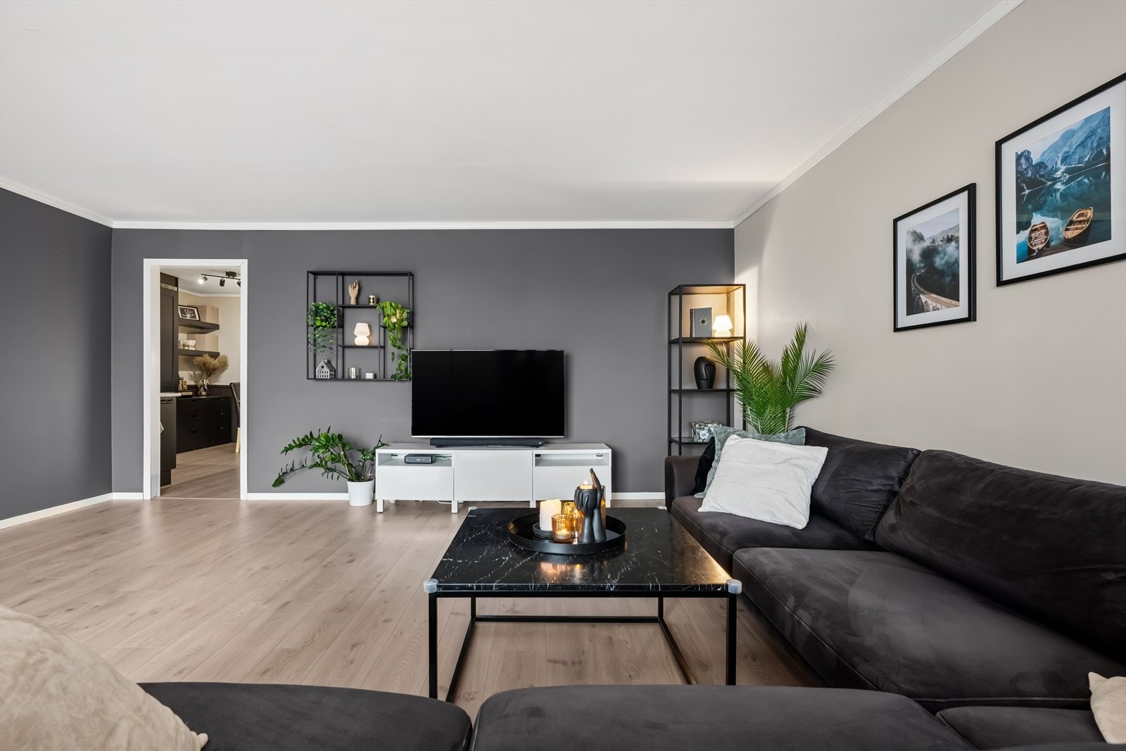 Sofakroken har sin naturlige plass i rommet, og tv-en kan med fordel plasseres mot/på vegg. Galleribilde