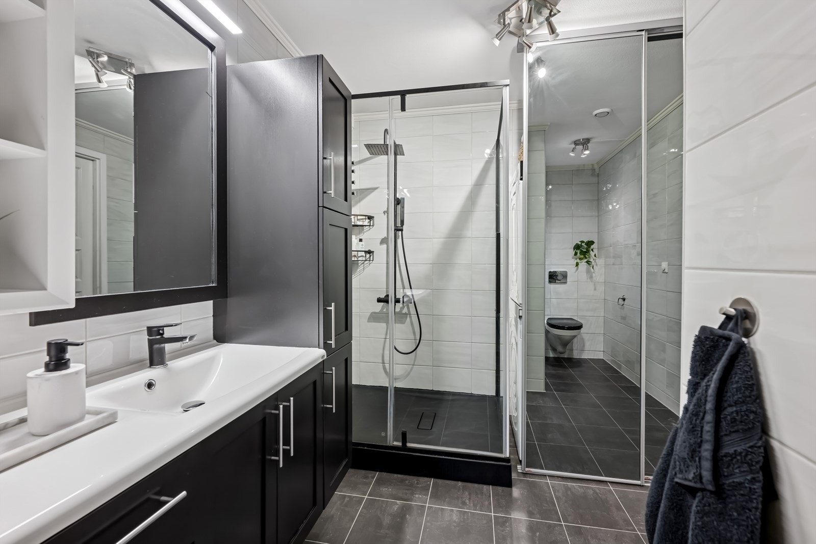 Pent flislagt bad med behagelige varmekabler i gulv. Galleribilde