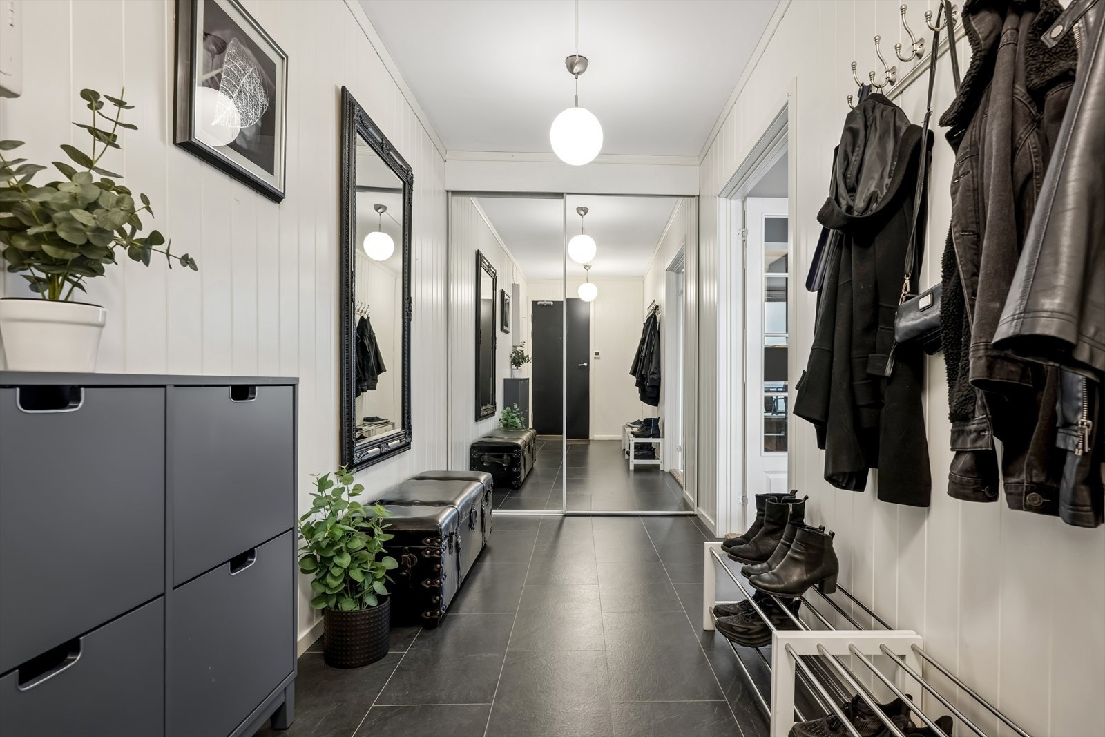 Velkommen inn! Lys entré med varmefolie i gulv. Etablert stor innebygget skyvedørsgarderobe med mye oppbevaringsplass. Galleribilde