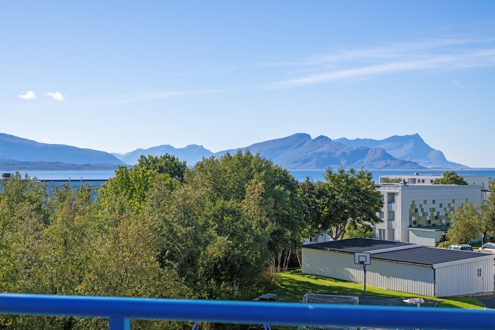 Nyt lange soldager med Saltenfjorden og Børvasstindan som bakteppe. Galleribilde