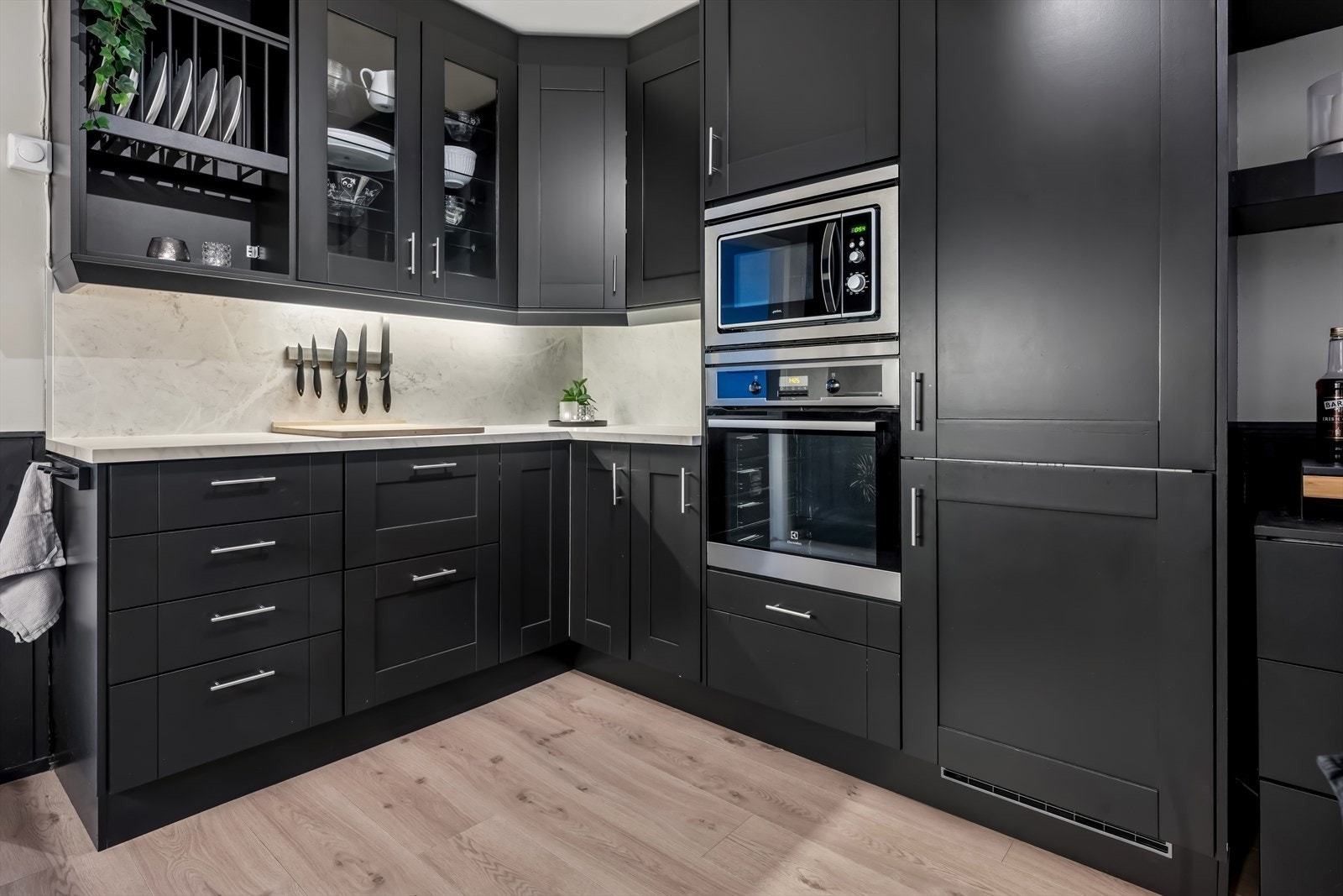 Her har en alt en måtte trenge av både skap-, skuff- og benkeplass. Galleribilde